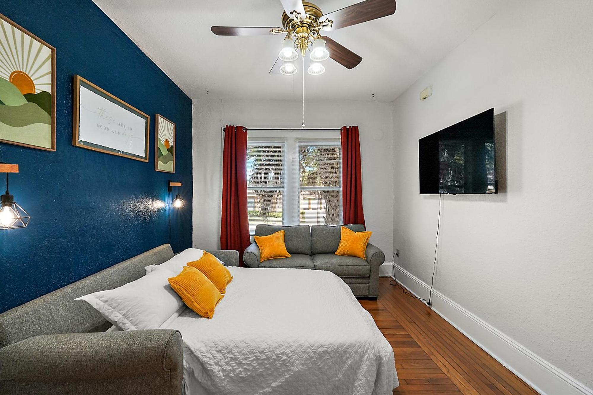 Downtown Den-King Bed~Heart Of Eustis~Queen Sleeper~Upstairs~Bright & Happy Luaran gambar