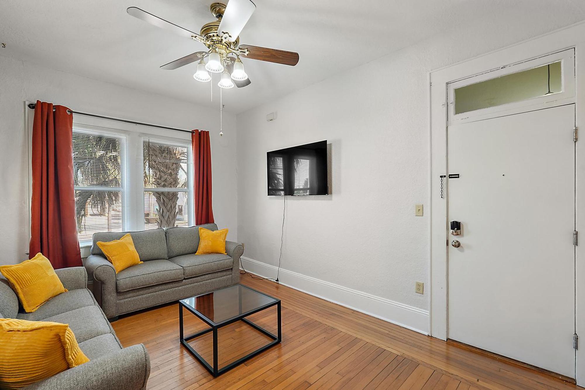 Downtown Den-King Bed~Heart Of Eustis~Queen Sleeper~Upstairs~Bright & Happy Luaran gambar