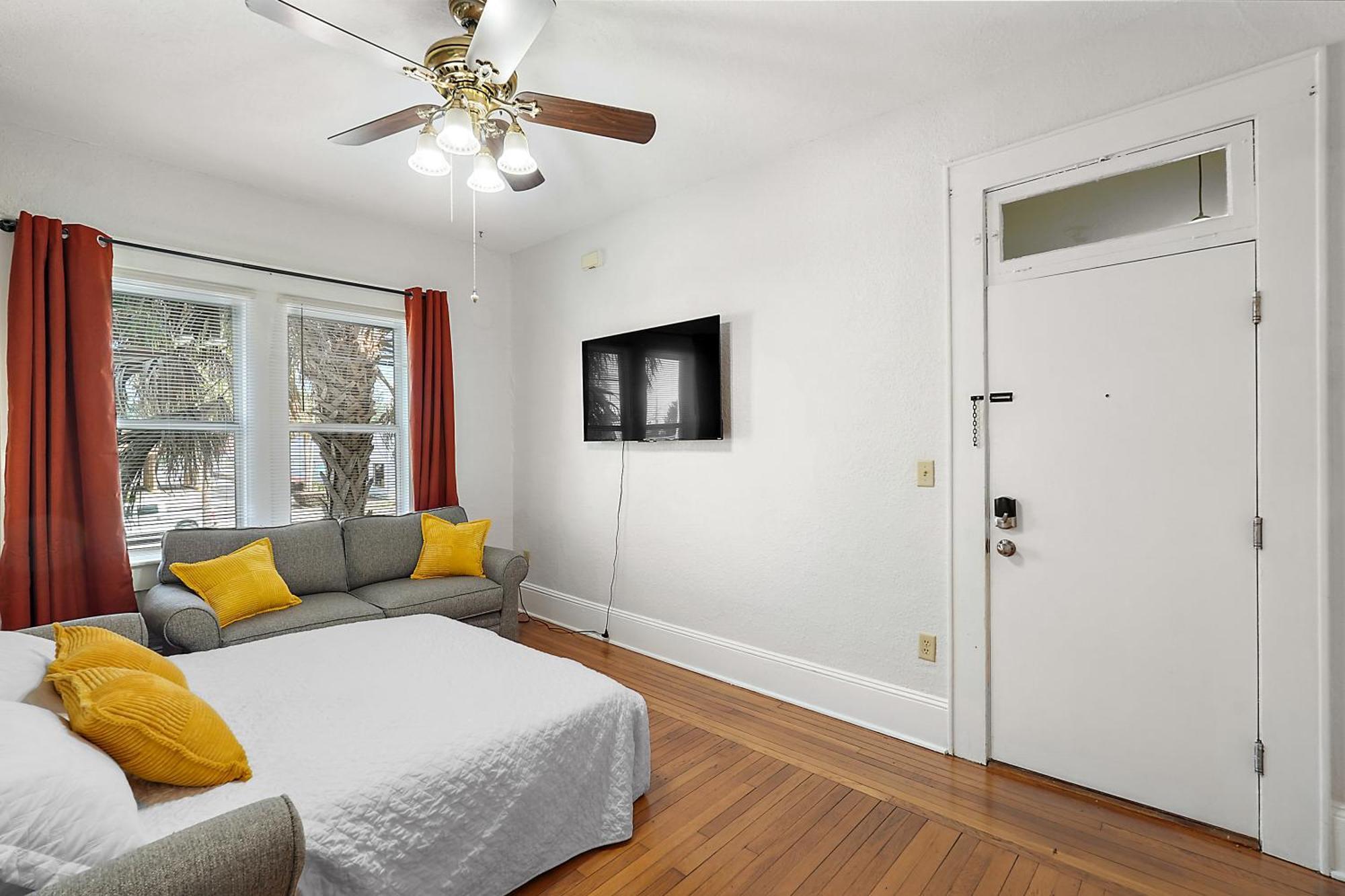 Downtown Den-King Bed~Heart Of Eustis~Queen Sleeper~Upstairs~Bright & Happy Luaran gambar